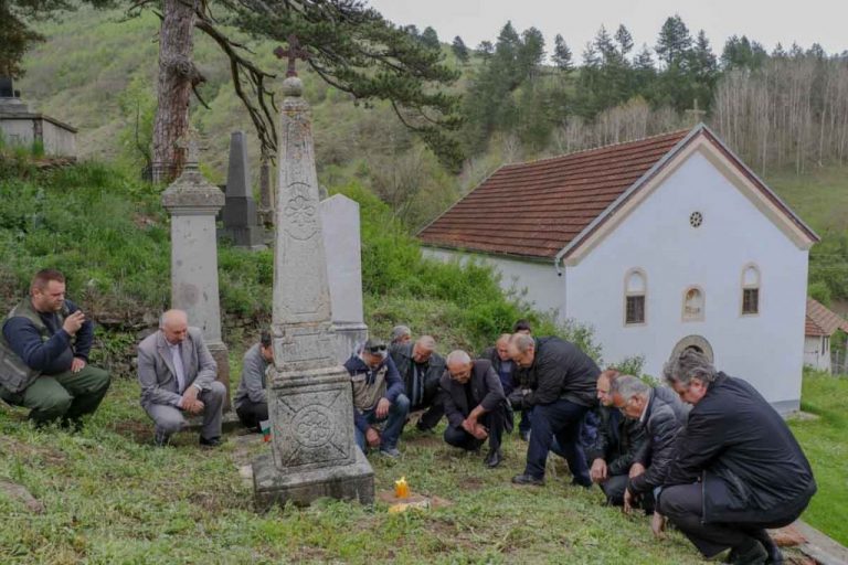 Пред гроба на учителя Стою Аначков Попов в Дл Любата