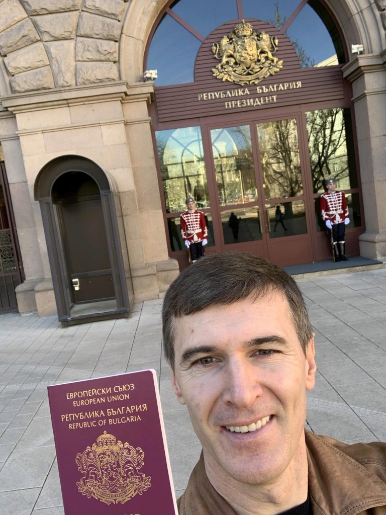 Радж Делик с българския паспорт